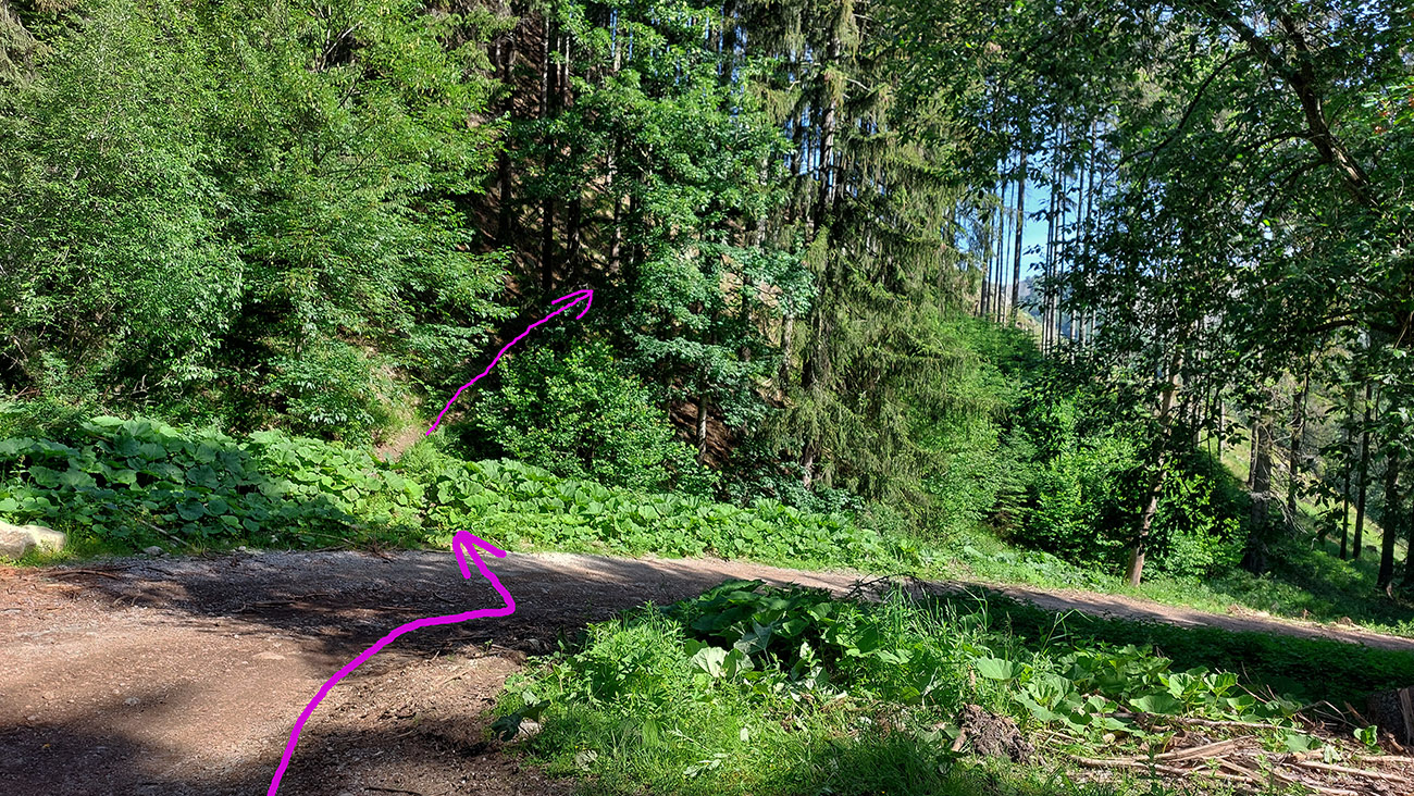 Nenápadný_vjazd_do_Vretenice_je_v_najspodnejšej_prudkej_pravotočivej_zákrute.