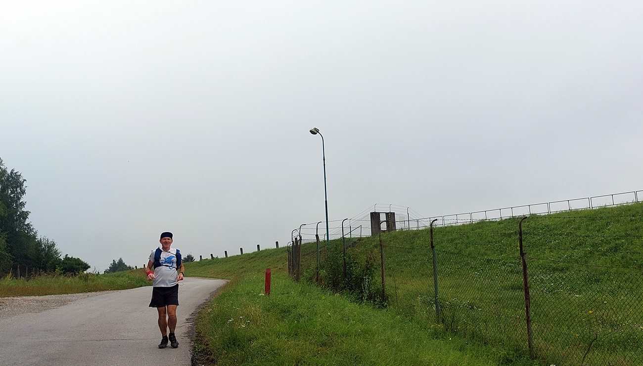 Len jedna postava sa vynorila z hmly v protismere. Len_jedna_postava_sa_vynorila_z_hmly_v_protismere.